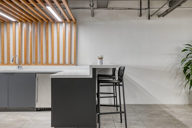 Building Photo - 612 Flower St