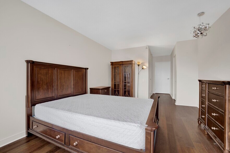 Building Photo - 512 N McClurg Ct