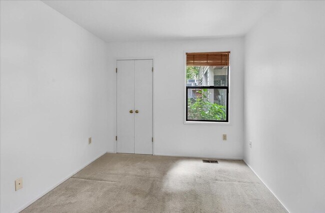 Building Photo - 3Bd/2Ba Issaquah Condo