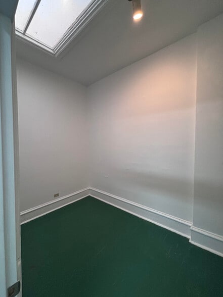 Building Photo - 1905 W Division St