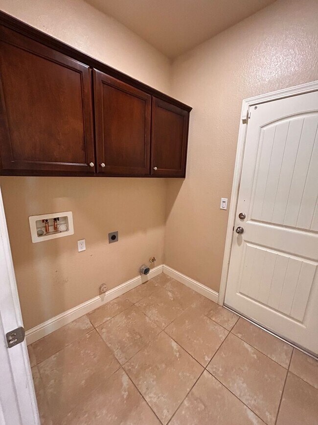 Building Photo - Beautiful home for rent in Visalia!