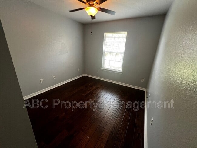 Building Photo - 1001 S Eastview Dr