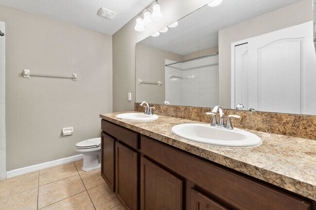 Building Photo - 4/2.5 Town Home w/ Loft and Office in Harr...