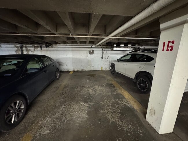 Building Photo - 11820 Edgewater Dr