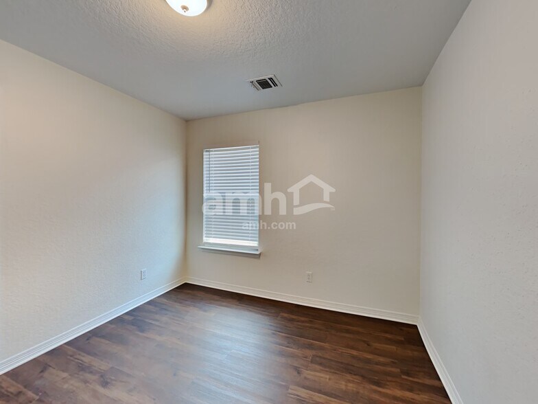 Building Photo - 9926 Sun Ml