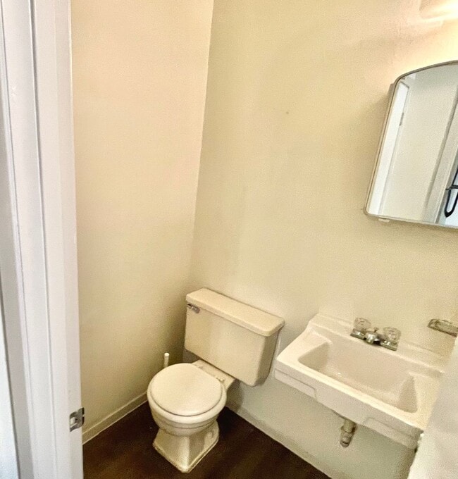Building Photo - Two-story 1/1.5 Apt in Northeast Austin - ...