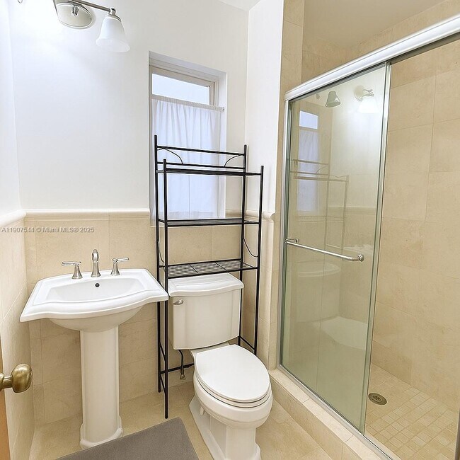 Building Photo - 1915 Country Club Prado