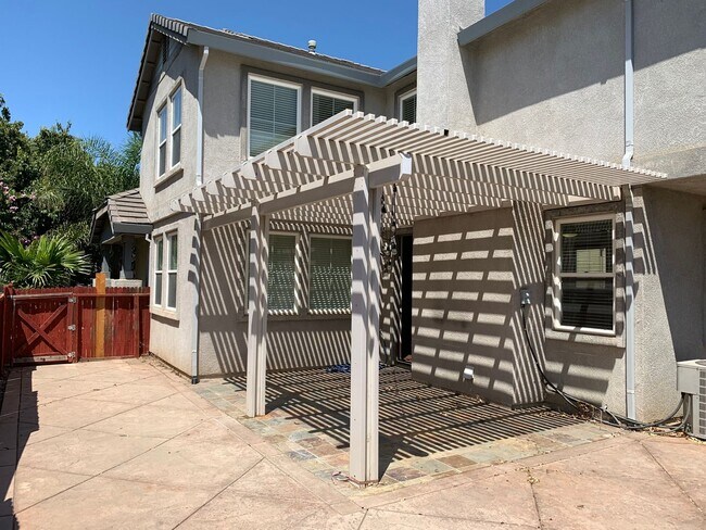 Building Photo - Beautiful 3 Bedroom, 2.5 Brentwood Home