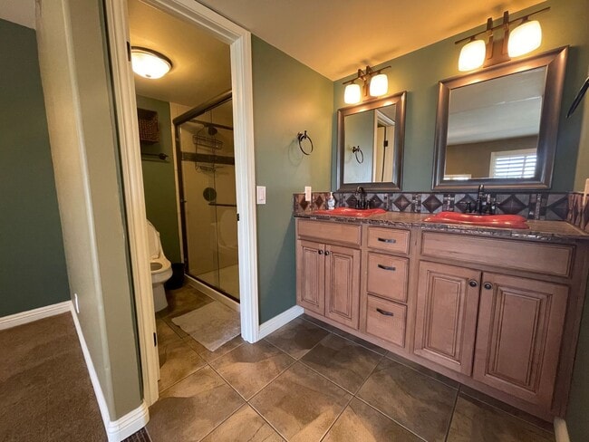 Building Photo - AVAILABLE NOW! LOVELY 1 Bed 2 Bath Condo i...