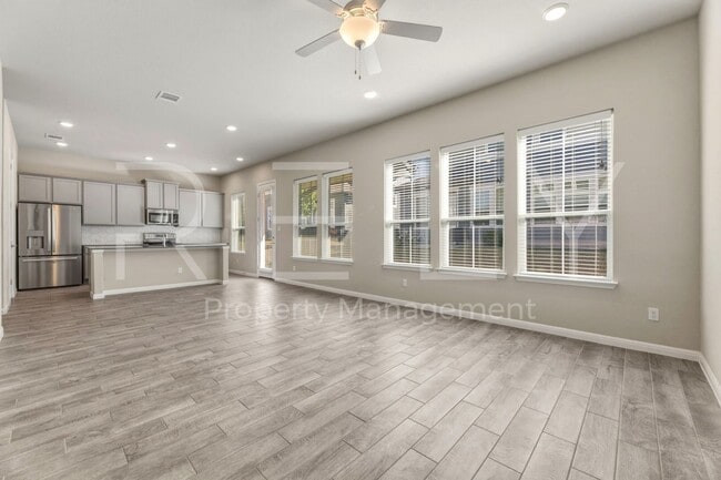 Building Photo - 1015 Vista View Dr