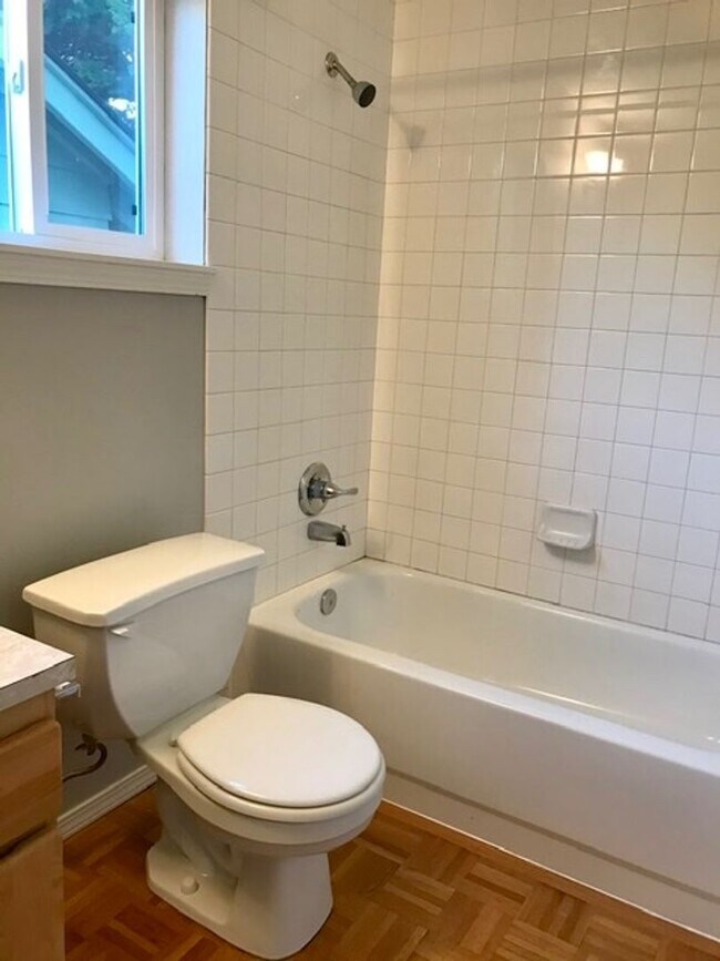 Building Photo - Two Bedroom/Two bath Capitol Hill Condo - ...