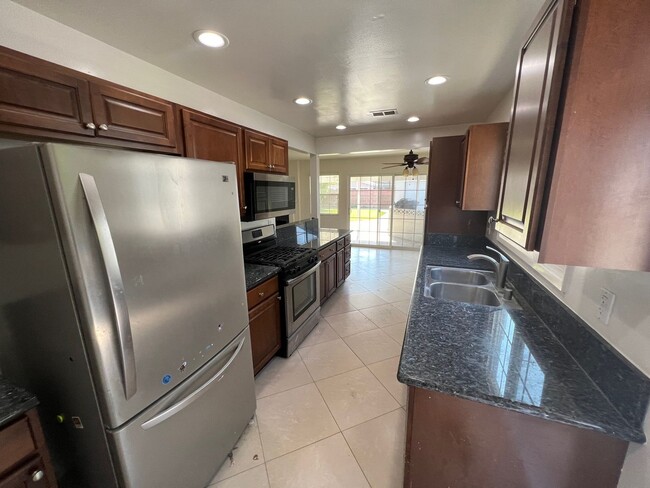 Building Photo - 3 Bed 2 Bath Home!