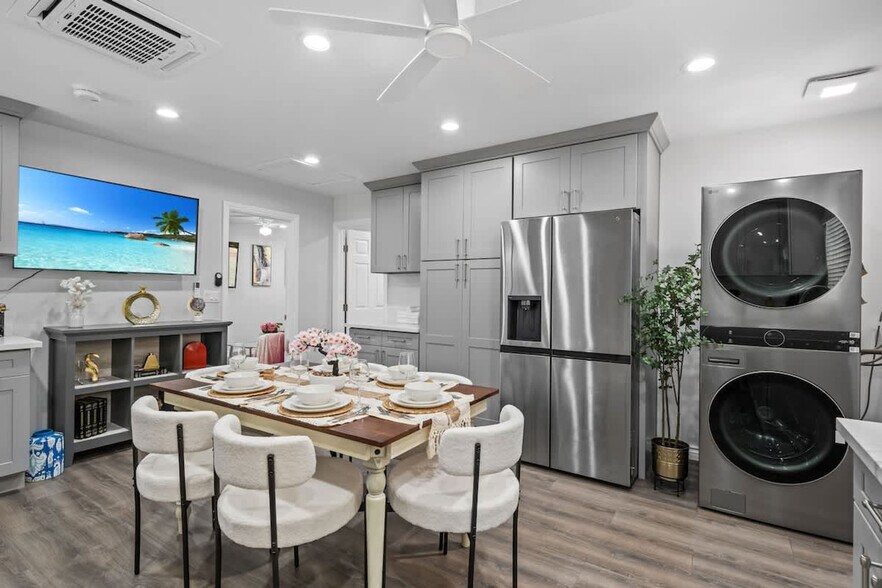 Building Photo - 10983 Parkdale Ave