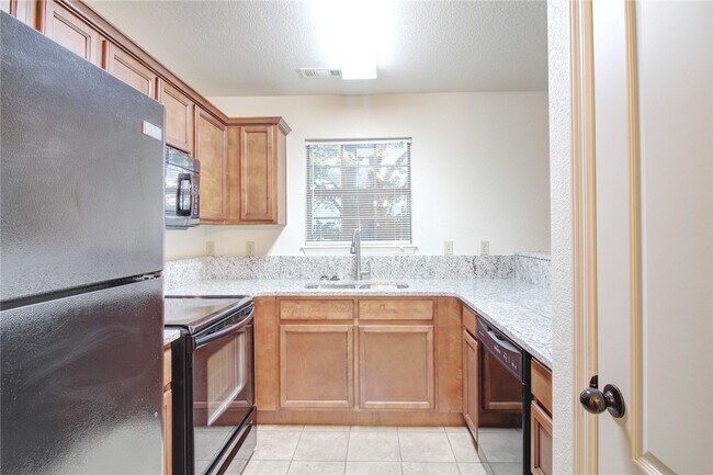 Building Photo - 1746 N Chestnut Ave