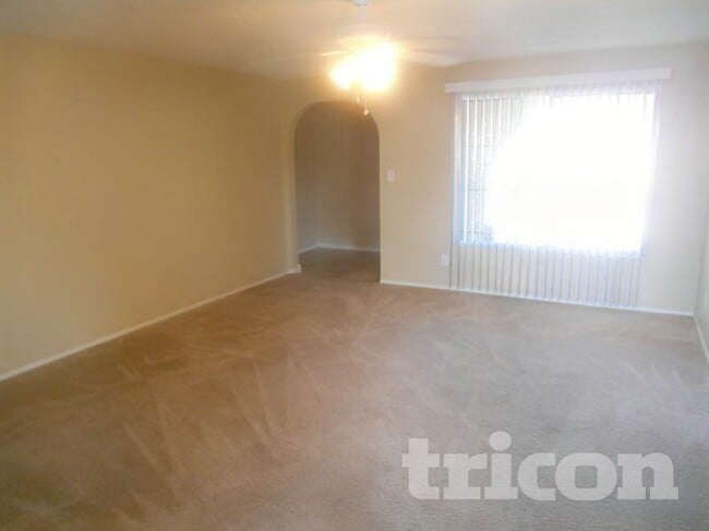 Building Photo - 3701 E Greenway Ln