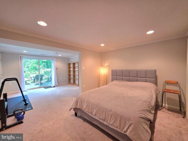 Building Photo - 10930 Howland Dr
