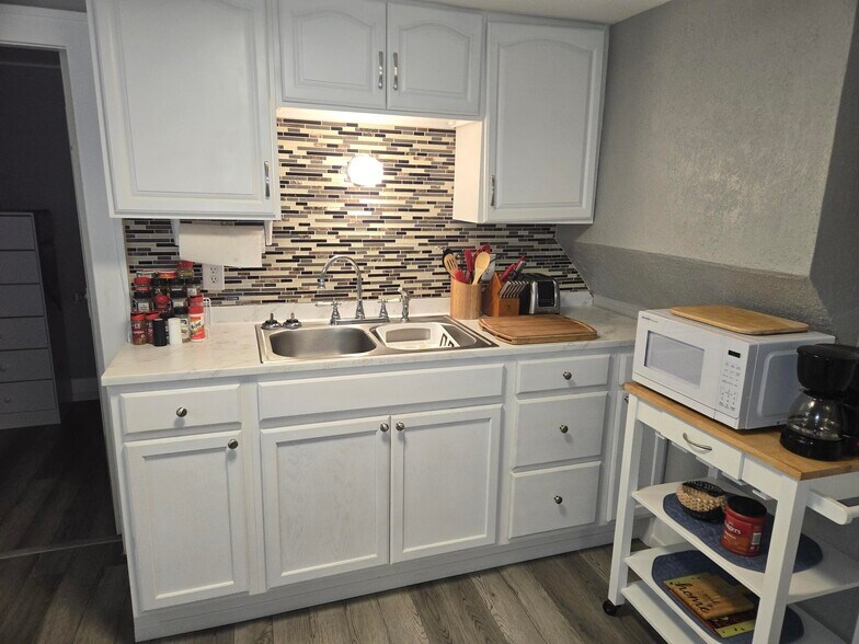 Building Photo - 1213 5th St