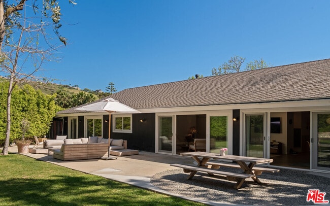 Building Photo - 6202 Frondosa Dr