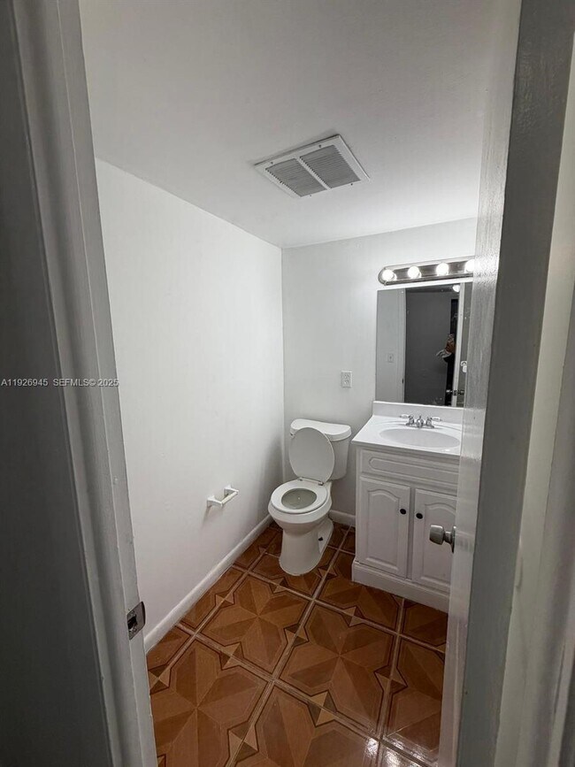 Building Photo - 15205 NE 6th Ave