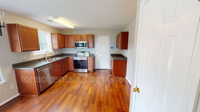 Building Photo - 101 Fairview Lake Way