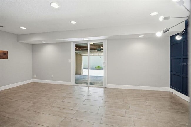 Building Photo - 727 N Himes Ave