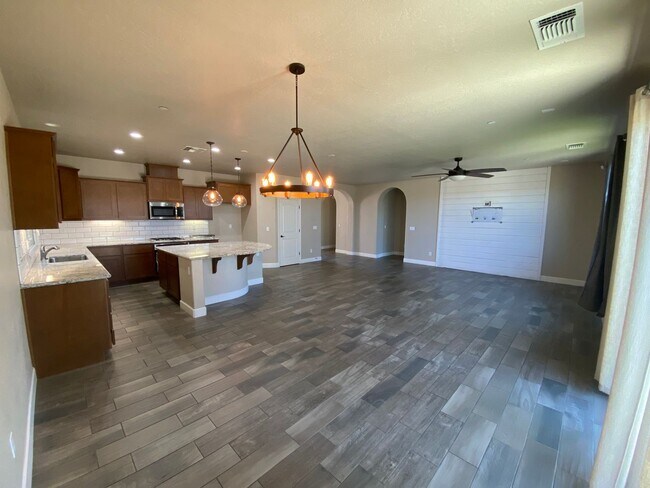 Building Photo - 3200 N Glacier Way