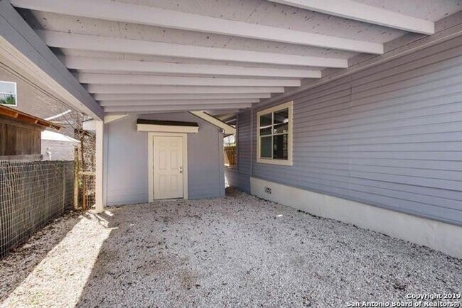 Building Photo - Adorable 3 bedroom 2 bath Minutes from N S...