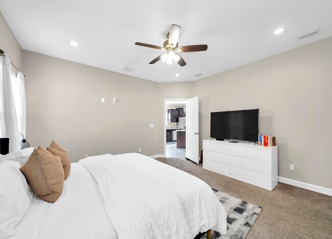 Building Photo - 493 Aleta Ave