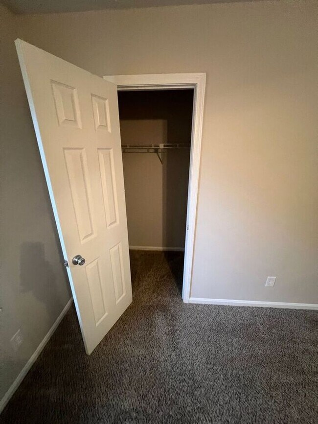 Building Photo - READY NOW!!! Amazing 2 Bedroom 1.5 bathroom Townhome !