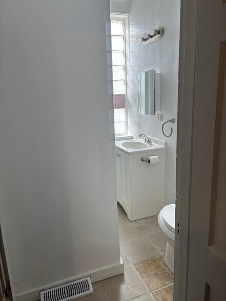 main bathroom - 3844 Lee Ave