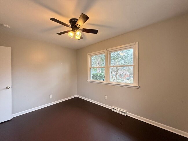 Building Photo - 213 Foxcroft Dr