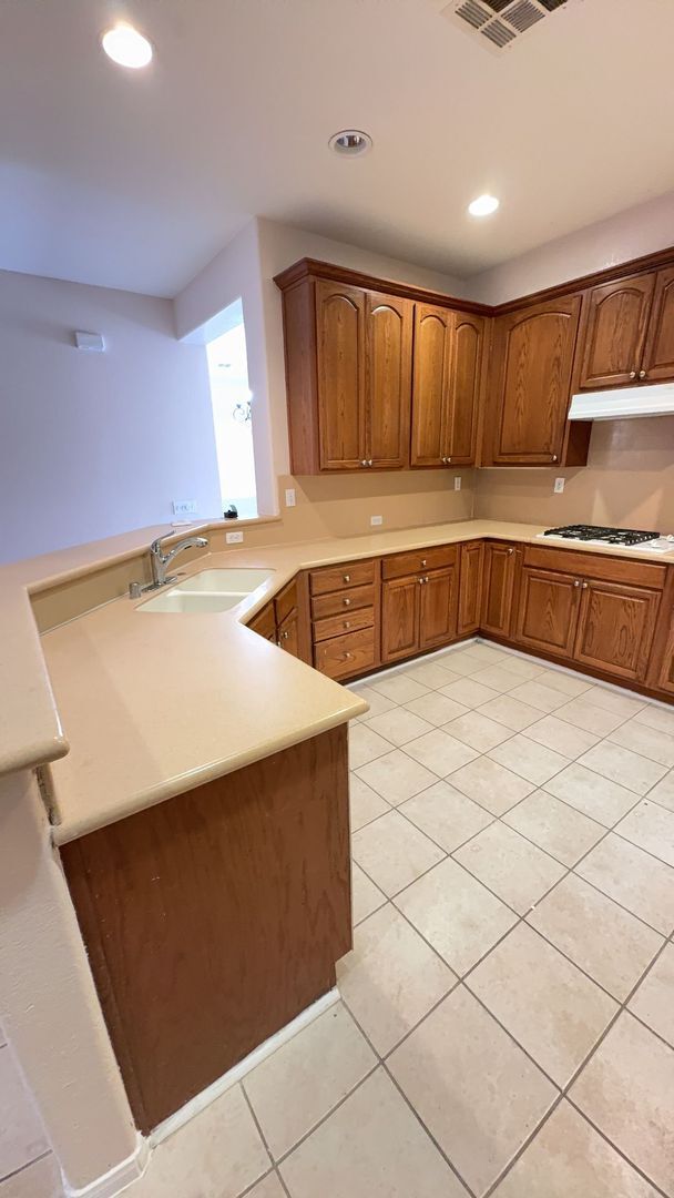 Building Photo - 3 BEDROOM VICTORVILLE HOME