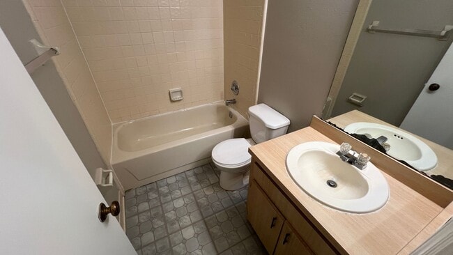 Building Photo - 112 Dahlia Village Cir