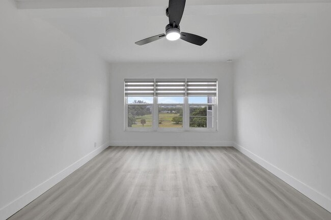 Building Photo - 3050 N Palm Aire Dr