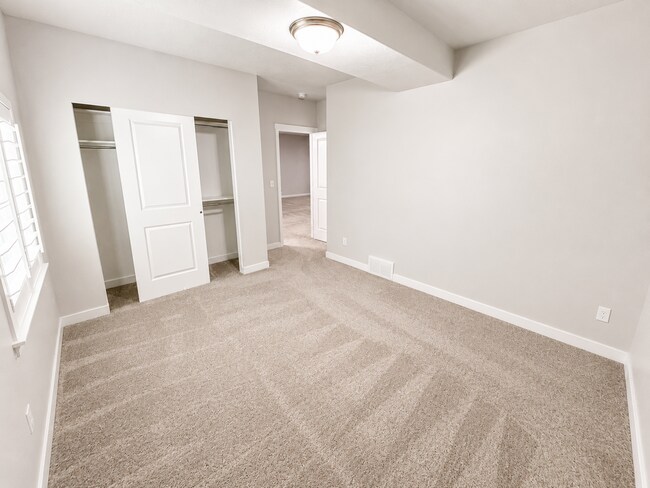 Building Photo - Beautiful 5-bedroom home is a must see!!