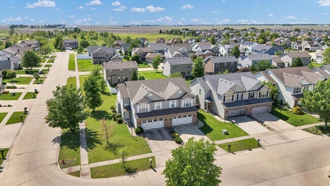 Building Photo - Updated 3 Bedroom Townhome in SW Champaign - Available 06/01/2026