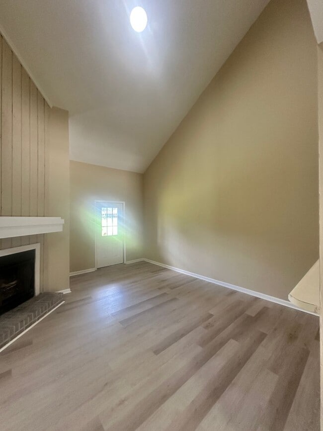 Building Photo - 2 Bedroom/2 Bath Townhome in Valdosta