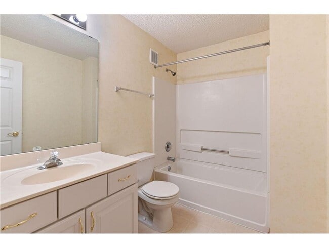 Building Photo - 2 BR/3 BA Townhome in Lakeville!