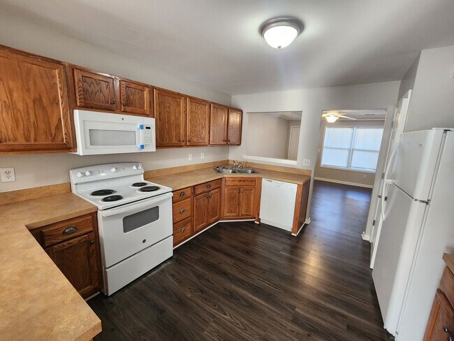 Building Photo - Beautiful 2 bedroom 2 full bath condo close to clubhouse and pool