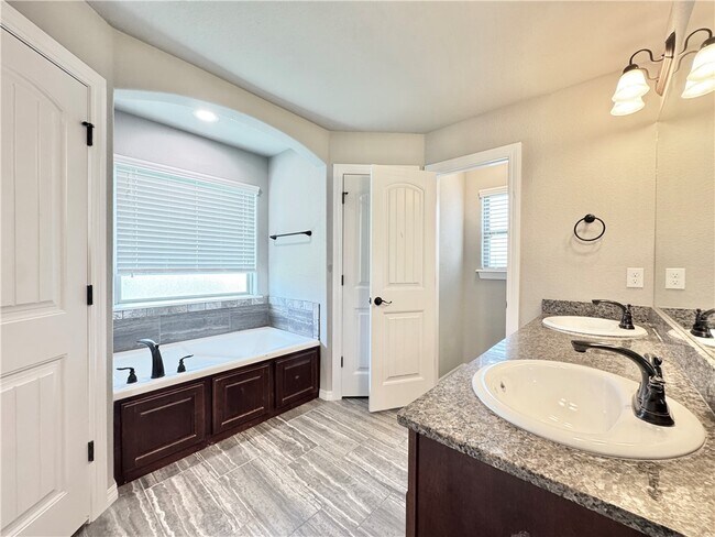 Building Photo - 4687 W Croft Dr