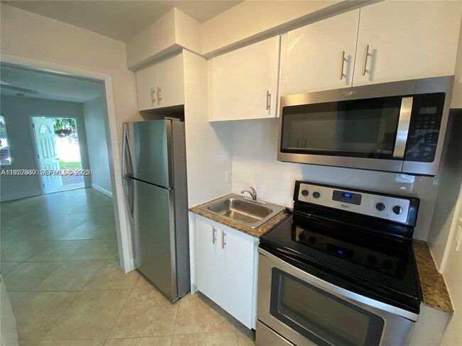 Building Photo - 1061 NE 34th St