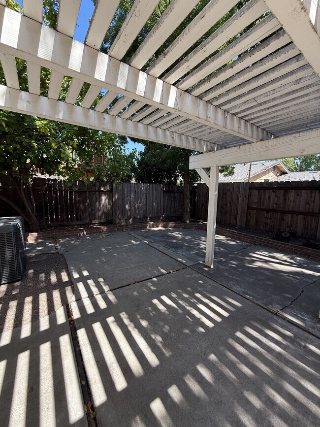 Building Photo - 1026 Springoak Way