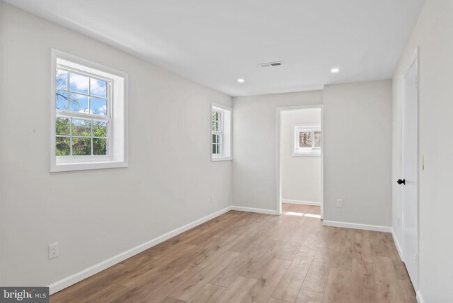 Building Photo - 5004 Barnaby Ln