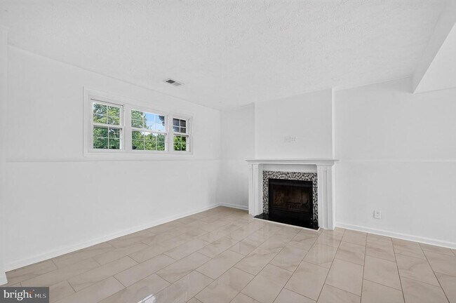 Building Photo - 13296 Hollinger Ave