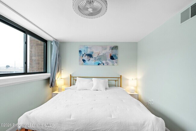 Building Photo - 220 Linden St