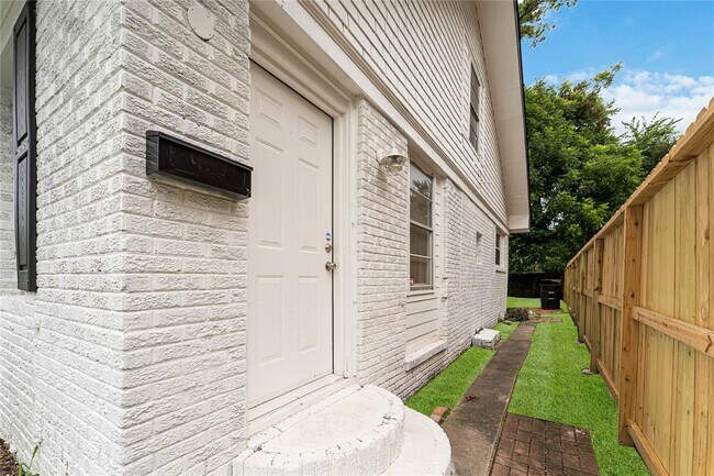 Building Photo - 2414 Isabella St