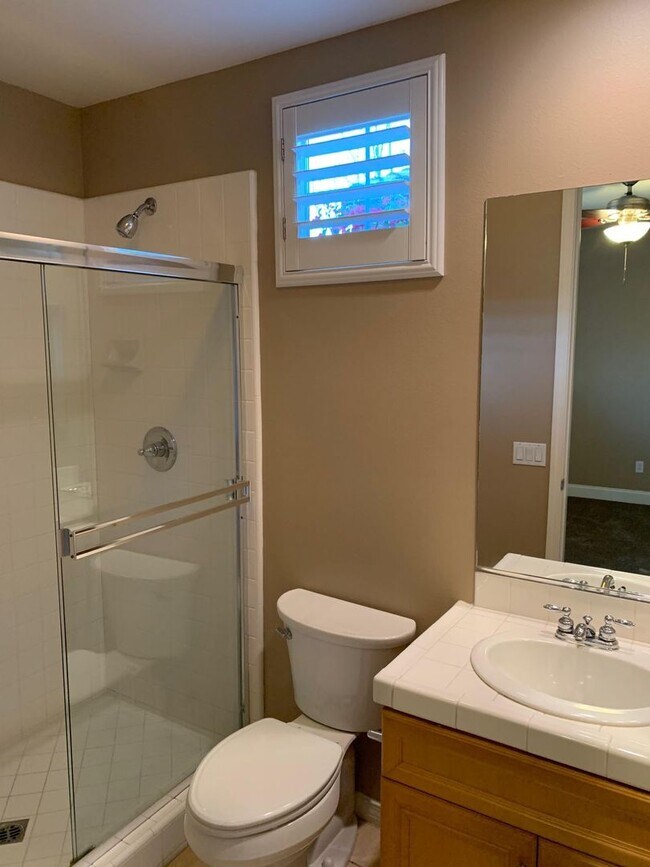 Building Photo - $1,000 Off First month's Rent - Lovely hom...