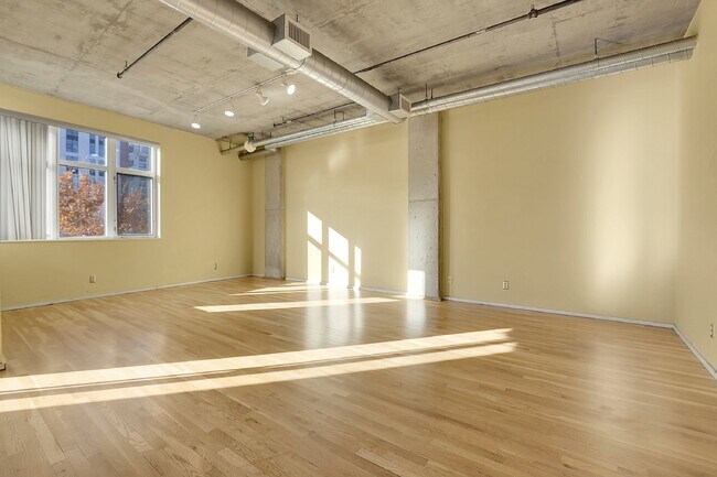 Building Photo - $2,350 - Urban 2 bed 2 bath Condo in Golde...
