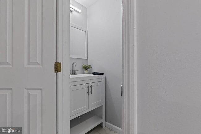 Building Photo - 70 Dorchester Cir