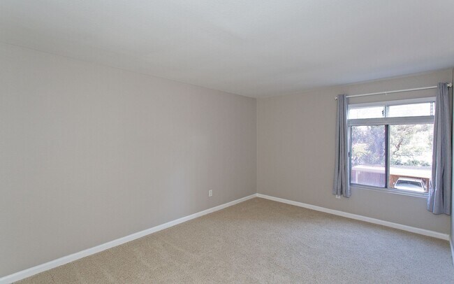 Building Photo - Lovely upstairs 2 bedroom Condo with Modern upgrades in Oceanside